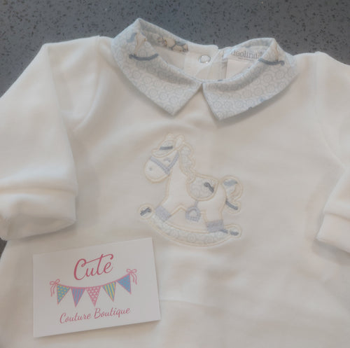 NEW AW24 Deolinda Florence Vintage Rocking Horse Babygrow White/Blue 24102