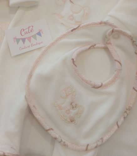 NEW AW24 Deolinda Florence Vintage Rocking Horse Bib White/Pink 241101